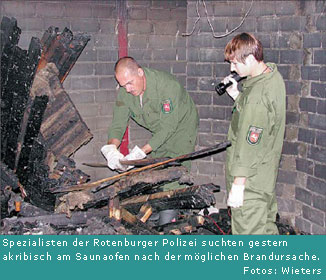 Spezialisten der Rotenburger Polizei suchten gestern akribisch am Saunaofen nach der m&ouml;glichen Brandursache.